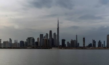 Burj Halife 'nin rıhtım manzarası, Dünya' nın en yüksek kulesi. Dubai Creek Limanı, Şehir Merkezi, Dubai, BAE 'deki İkamet ve İş Gökdelenleri' nden bir manzara