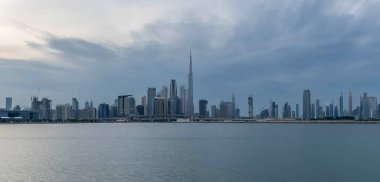 Burj Halife 'nin rıhtım manzarası, Dünya' nın en yüksek kulesi. Dubai Creek Limanı, Şehir Merkezi, Dubai, BAE 'deki İkamet ve İş Gökdelenleri' nden bir manzara