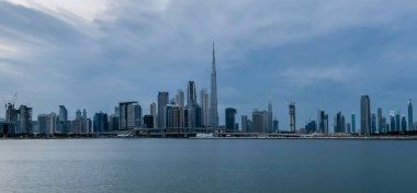 Burj Halife 'nin rıhtım manzarası, Dünya' nın en yüksek kulesi. Dubai Creek Limanı, Şehir Merkezi, Dubai, BAE 'deki İkamet ve İş Gökdelenleri' nden bir manzara