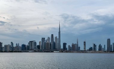 Burj Halife 'nin rıhtım manzarası, Dünya' nın en yüksek kulesi. Dubai Creek Limanı, Şehir Merkezi, Dubai, BAE 'deki İkamet ve İş Gökdelenleri' nden bir manzara