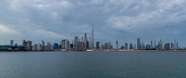 Burj Halife 'nin rıhtım manzarası, Dünya' nın en yüksek kulesi. Dubai Creek Limanı, Şehir Merkezi, Dubai, BAE 'deki İkamet ve İş Gökdelenleri' nden bir manzara