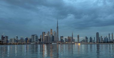 Burj Halife 'nin rıhtım manzarası, Dünya' nın en yüksek kulesi. Dubai Creek Limanı, Şehir Merkezi, Dubai, BAE 'deki İkamet ve İş Gökdelenleri' nden bir manzara