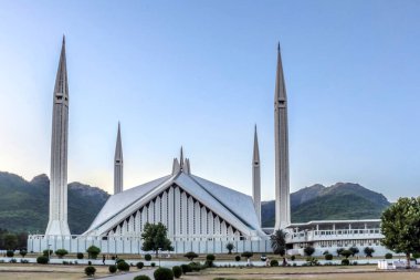Şah Faisal camii, Pakistan 'ın İslamabad kentindeki mescididir. Margalla Hills 'in eteklerinde. İslam mimarisinin en büyük cami tasarımı.