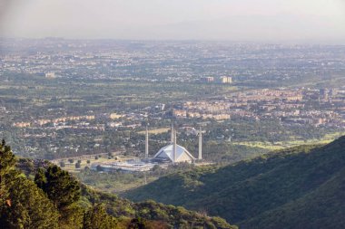 Şah Faisal camii, Pakistan 'ın İslamabad kentindeki mescididir. Margalla Hills 'in eteklerinde. İslam mimarisinin en büyük cami tasarımı.