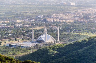 Şah Faisal camii, Pakistan 'ın İslamabad kentindeki mescididir. Margalla Hills 'in eteklerinde. İslam mimarisinin en büyük cami tasarımı.
