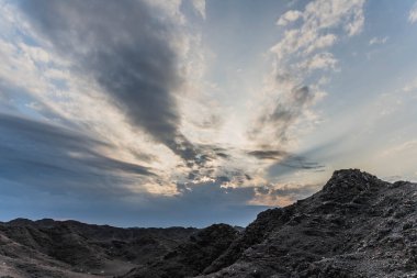 Dağların Üzerinde Günbatımı Gökyüzü, Güçlü güneş ışığı ve bulutlar ile doğa bulutlu arka plan, Umut kavramı.