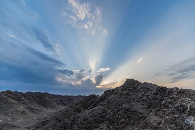Dağların Üzerinde Günbatımı Gökyüzü, Güçlü güneş ışığı ve bulutlar ile doğa bulutlu arka plan, Umut kavramı.