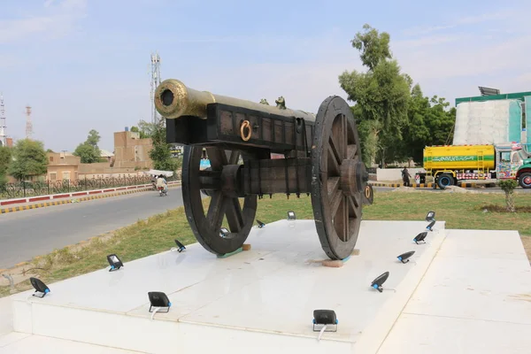 戦争のために車輪の上にBahawalpur大砲のNaawb 防衛のための城大砲 城の古代の銃の樽 銃の馬車の上に古物の大砲 銃の銃身古い大砲だ 古代の黒砲 ブラック オールド ミリタリー ガンパキスタンのバハワルプル — ストック写真