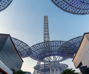 Bluewater adası, dev metalik mantar yapısı ve dönme dolaba Ain Dubai (Dubai Eye) adı da veriliyor. Yürüme alanı, alışveriş merkezi ve restoranlar, Dubai 'de JBR plajı, Dubai, BAE yakınlarında yeni açılan eğlence ve seyahat yeri.