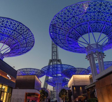 Bluewater adası, dev metalik mantar yapısı ve dönme dolaba Ain Dubai (Dubai Eye) adı da veriliyor. Yürüme alanı, alışveriş merkezi ve restoranlar, Dubai 'de JBR plajı, Dubai, BAE yakınlarında yeni açılan eğlence ve seyahat yeri.