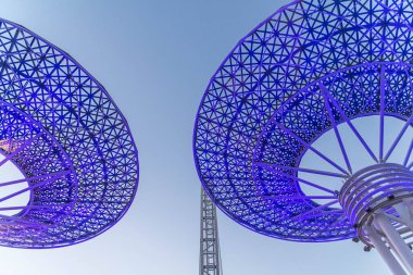 Bluewater adası, dev metalik mantar yapısı ve dönme dolaba Ain Dubai (Dubai Eye) adı da veriliyor. Yürüme alanı, alışveriş merkezi ve restoranlar, Dubai 'de JBR plajı, Dubai, BAE yakınlarında yeni açılan eğlence ve seyahat yeri.