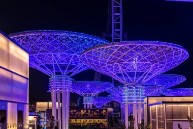 Bluewater adası, dev metalik mantar yapısı ve dönme dolaba Ain Dubai (Dubai Eye) adı da veriliyor. Yürüme alanı, alışveriş merkezi ve restoranlar, Dubai 'de JBR plajı, Dubai, BAE yakınlarında yeni açılan eğlence ve seyahat yeri.