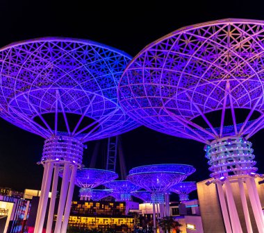Bluewater adası, dev metalik mantar yapısı ve dönme dolaba Ain Dubai (Dubai Eye) adı da veriliyor. Yürüme alanı, alışveriş merkezi ve restoranlar, Dubai 'de JBR plajı, Dubai, BAE yakınlarında yeni açılan eğlence ve seyahat yeri.