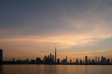 Dubai gökdelenleriyle birlikte Burj Halife 'nin akşam manzarası