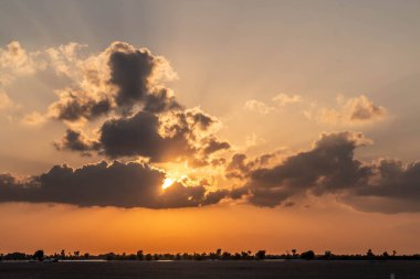 Bulutlu gökyüzünde dramatik Gündoğumu ve Günbatımı, güçlü güneş ışığı ve bulutlarla dolu doğa bulutlu arka plan, Hope kavramı..
