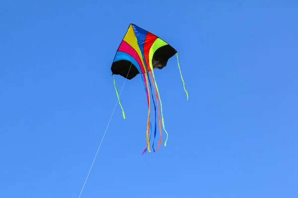 青い空を飛ぶカラフルな凧 — ストック写真