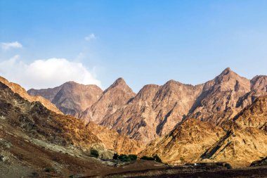 Kuru ve kayalık dağlarla karakterize edilen Jabal Jais 'in jeolojik manzarası, Ras Al Khaimah' daki Çamur Dağları, Birleşik Arap Emirlikleri