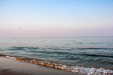 Fujairah, Birleşik Arap Emirlikleri 'nde Deniz Burnu ve Rocky Sahili Horizonu