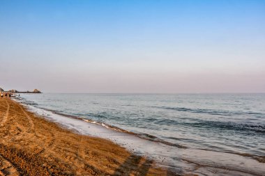 Fujairah, Birleşik Arap Emirlikleri 'nde Deniz Burnu ve Rocky Sahili Horizonu