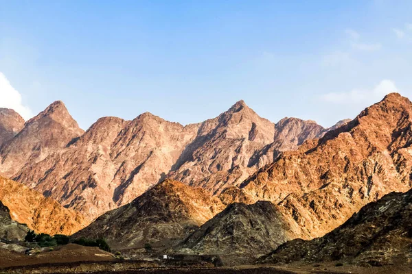 Kuru ve kayalık dağlarla karakterize edilen Jabal Jais 'in jeolojik manzarası, Ras Al Khaimah' daki Çamur Dağları, Birleşik Arap Emirlikleri