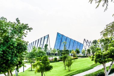 Al Warqa ve Dubai Hayvanat Bahçesi arka planındaki Dubai Safari Park zoolojik bahçesinin yemyeşil güzel manzarası, Dubai, BAE 'deki en çeşitli hayvan çeşitliliğine ev sahipliği yapıyor.