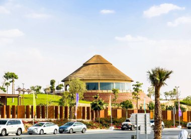 Al Warqa ve Dubai Hayvanat Bahçesi arka planındaki Dubai Safari Park zoolojik bahçesinin yemyeşil güzel manzarası, Dubai, BAE 'deki en çeşitli hayvan çeşitliliğine ev sahipliği yapıyor.