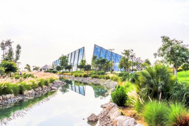 Al Warqa ve Dubai Hayvanat Bahçesi arka planındaki Dubai Safari Park zoolojik bahçesinin yemyeşil güzel manzarası, Dubai, BAE 'deki en çeşitli hayvan çeşitliliğine ev sahipliği yapıyor.