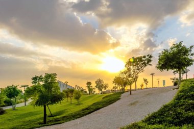 Al Warqa ve Dubai Hayvanat Bahçesi arka planındaki Dubai Safari Park zoolojik bahçesinin yemyeşil güzel manzarası, Dubai, BAE 'deki en çeşitli hayvan çeşitliliğine ev sahipliği yapıyor.