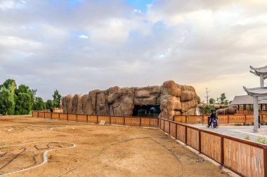 Al Warqa ve Dubai Hayvanat Bahçesi arka planındaki Dubai Safari Park zoolojik bahçesinin yemyeşil güzel manzarası, Dubai, BAE 'deki en çeşitli hayvan çeşitliliğine ev sahipliği yapıyor.