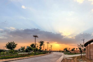 Al Warqa ve Dubai Hayvanat Bahçesi arka planındaki Dubai Safari Park zoolojik bahçesinin yemyeşil güzel manzarası, Dubai, BAE 'deki en çeşitli hayvan çeşitliliğine ev sahipliği yapıyor.