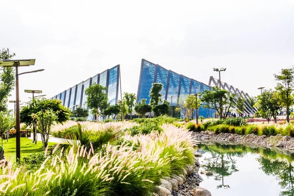 Al Warqa ve Dubai Hayvanat Bahçesi arka planındaki Dubai Safari Park zoolojik bahçesinin yemyeşil güzel manzarası, Dubai, BAE 'deki en çeşitli hayvan çeşitliliğine ev sahipliği yapıyor.