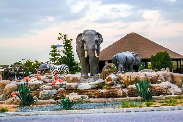 Al Warqa ve Dubai Hayvanat Bahçesi arka planındaki Dubai Safari Park zoolojik bahçesinin yemyeşil güzel manzarası, Dubai, BAE 'deki en çeşitli hayvan çeşitliliğine ev sahipliği yapıyor.
