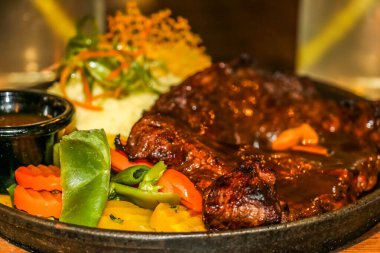 Izgara tavuk kebabı, yanında pilav.