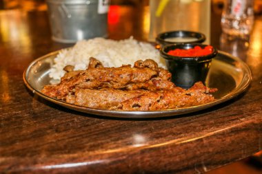 Izgara tavuk kebabı, yanında pilav.