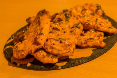 Izgara tavuk kebabı, yanında pilav.