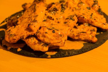 Izgara tavuk kebabı, yanında pilav.