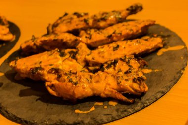 Izgara tavuk kebabı, yanında pilav.