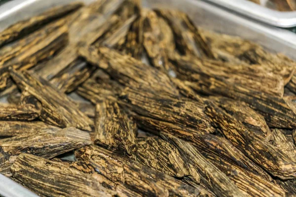 Arap Oud, Agarwood, ayrıca aloeswood, aloes, tütsü cipsi olarak da bilinir.