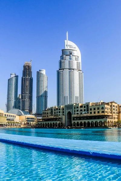 Dubai şehir merkezindeki Adres Oteli Burj Park, Downtown, Dubai, Birleşik Arap Emirlikleri 'ndeki ünlü dans eden fıskiyelere bakıyor.