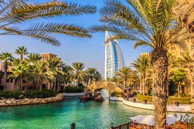 Burç Al Arab 'ın rıhtım manzarası, Souk Madinat Jumeirah' ın manzarası, İkamet ve İş Gökdelenleri, Dubai, BAE
