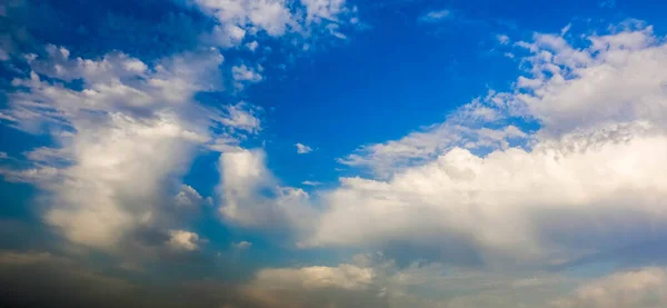 劇的な曇りの空と雷雨 アラビア海の上のCloudscape — ストック写真