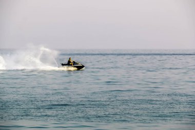 Sürat teknesi ya da su motosikleti.