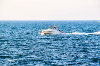 Dubai, Birleşik Arap Emirlikleri 'nde Arap denizinde hız yapan lüks yat.