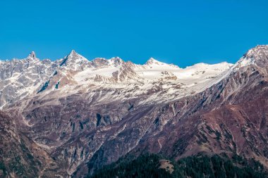 Kaghan Vadisi, Mansehra Bölgesi, Khyber-Pakhtunkhwa 'daki Shogran dağlarının jeolojik manzarası, Pakistan' ın kuzey bölgeleri.