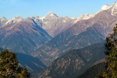 Kaghan Vadisi, Mansehra Bölgesi, Khyber-Pakhtunkhwa 'daki Shogran dağlarının jeolojik manzarası, Pakistan' ın kuzey bölgeleri.