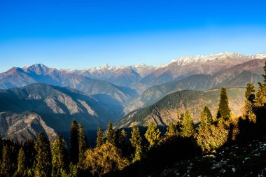 Kaghan Vadisi, Mansehra Bölgesi, Khyber-Pakhtunkhwa 'daki Shogran dağlarının jeolojik manzarası, Pakistan' ın kuzey bölgeleri.