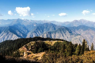 Kaghan Vadisi, Mansehra Bölgesi, Khyber-Pakhtunkhwa 'daki Shogran dağlarının jeolojik manzarası, Pakistan' ın kuzey bölgeleri.