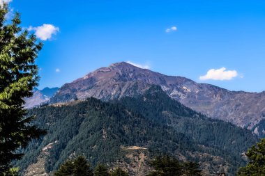 Kaghan Vadisi, Mansehra Bölgesi, Khyber-Pakhtunkhwa 'daki Shogran dağlarının jeolojik manzarası, Pakistan' ın kuzey bölgeleri.