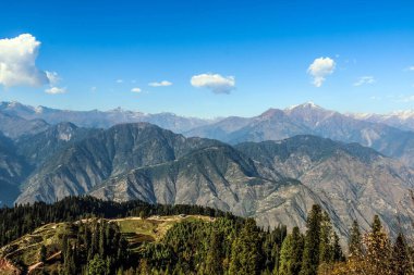 Kaghan Vadisi, Mansehra Bölgesi, Khyber-Pakhtunkhwa 'daki Shogran dağlarının jeolojik manzarası, Pakistan' ın kuzey bölgeleri.