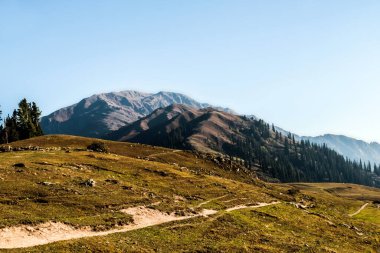 Shogran 'daki Makra Tepesi, Kaghan Vadisi, Mansehra Bölgesi, Khyber-Pakhtunkhwa, Pakistan' ın Kuzey Bölgesi
